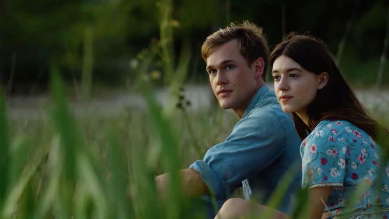 Daisy Edgar-Jones es Kya una joven solitaria.