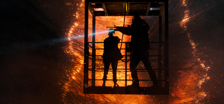 Eleven (Millie Bobby Brown) tratando de cerrar el portal que conecta Hawkins con el Upside Down.  Eleven (Millie Bobby Brown) tratando de cerrar el portal que conecta Hawkins con el Upside Down.