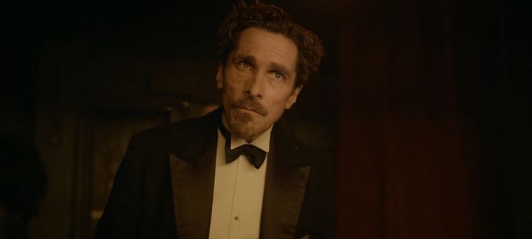 Bale al frente de un elenco de más de 15 estrellas.