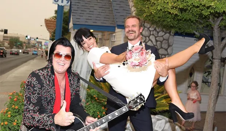 David Harbour y Lily Allen se casaron en Las Vegas en 2020. David Harbour y Lily Allen se casaron en Las Vegas en 2020.