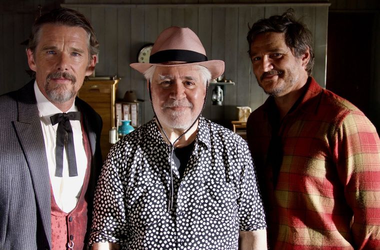 Hawke, Almodóvar y Pascal durante el rodaje del corto