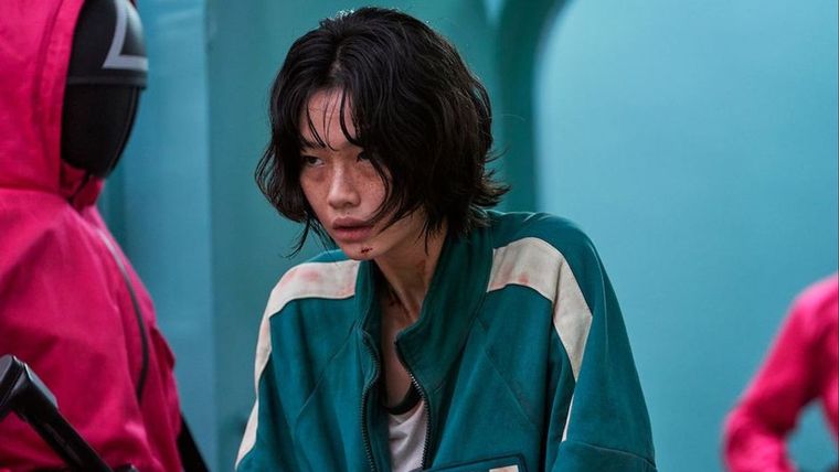 El personaje 067 disimula su acento norcoreano para evitar ataques de los otros participantes.