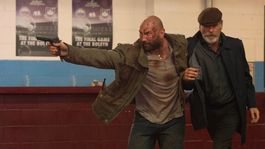 Dave Bautista en Atentado en el estadio.