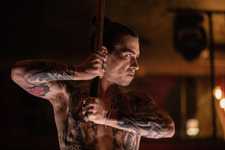 Luisito Rey dejó la música para empuñar una katana en lo nuevo de Netflix