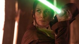 Carrie-Anne empuñando su lightsaber
