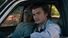 Joe Keery y Gaten Matarazzo en la temporada final de Stranger Things. Joe Keery y Gaten Matarazzo en la temporada final de Stranger Things.