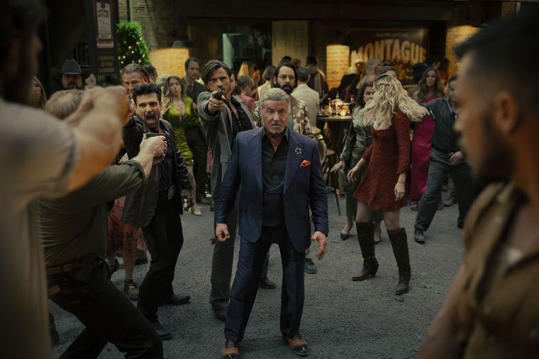 El General Manfredi (Stallone) junto a su gente en un pleno momento de tensión.