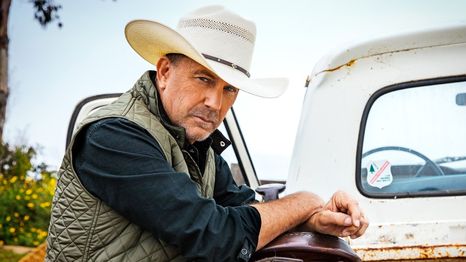 Kevin Costner como John Dutton III