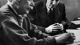 Albert Einstein y J. Robert Oppenheimer