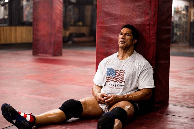 Dwayne Johnson se pone en la piel del exluchador Mark Kerr.&nbsp;