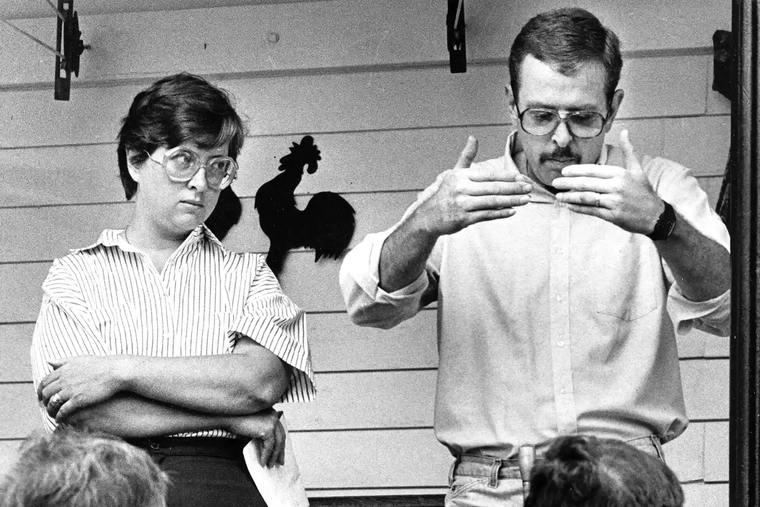 Los verdaderos Janet y Jack Smurl en el frente de su hogar en 1986. Los verdaderos Janet y Jack Smurl en el frente de su hogar en 1986. 