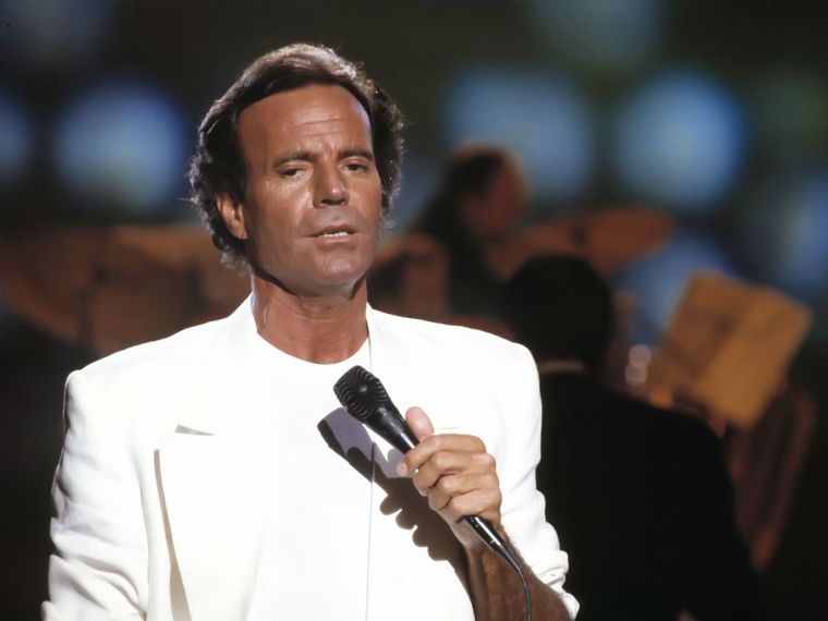 Julio Iglesias fue parte del proceso creativo de la serie sobre su vida que tendrá 12 episodios que llegarían este año a Netflix, salvo que la opinión pública logre cancelar el proyecto. Julio Iglesias fue parte del proceso creativo de la serie sobre su vida que tendrá 12 episodios que llegarían este año a Netflix, salvo que la opinión pública logre cancelar el proyecto.