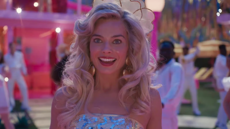 Margot Robbie le da vida a la muñeca más famosa del mundo: Barbie.