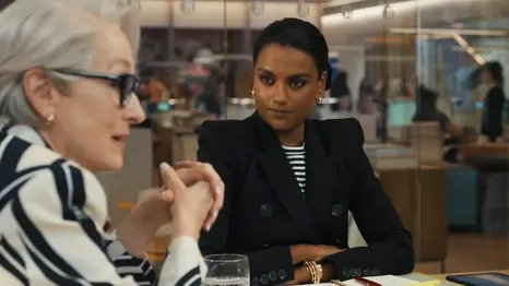 &nbsp;Simone Ashley en El diablo viste a la moda 2.&nbsp;