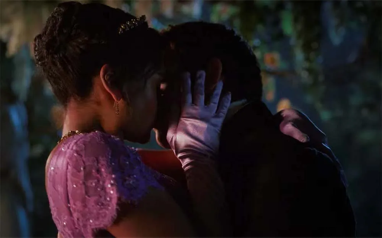 Bajo la luz de la luna, Anthony y Kate finalmente dejan que su deseo hable más fuerte que sus deberes. Bajo la luz de la luna, Anthony y Kate finalmente dejan que su deseo hable más fuerte que sus deberes.