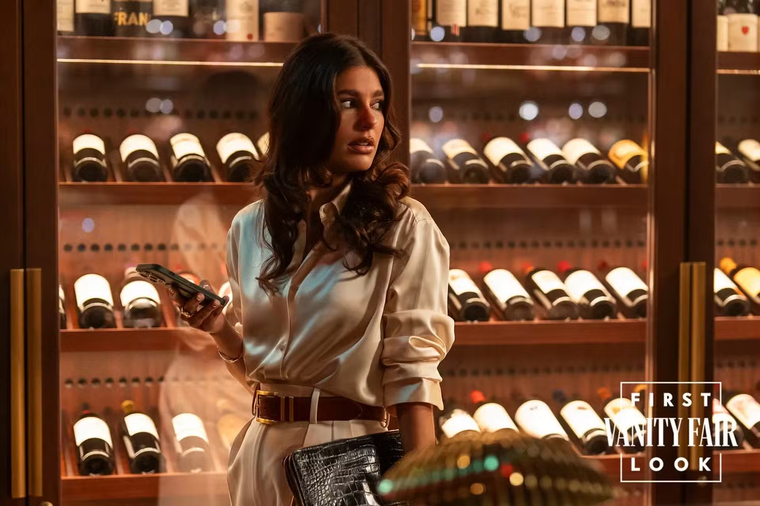 Nuevas intrigas y secretos amenazan con salir a la luz en esta nueva entrega. Nuevas intrigas y secretos amenazan con salir a la luz en esta nueva entrega. 