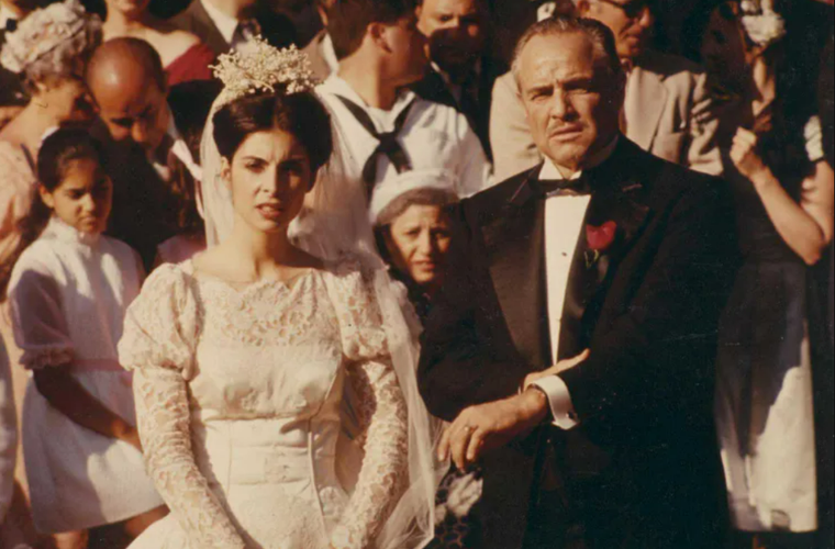 Talia Shire y Marlon Brando como Connie y Vito Corleone en El Padrino. Talia Shire y Marlon Brando como Connie y Vito Corleone en El Padrino.