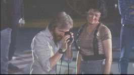 James Cameron junto a Sigourney Weaver en el rodaje de Aliens (1986)