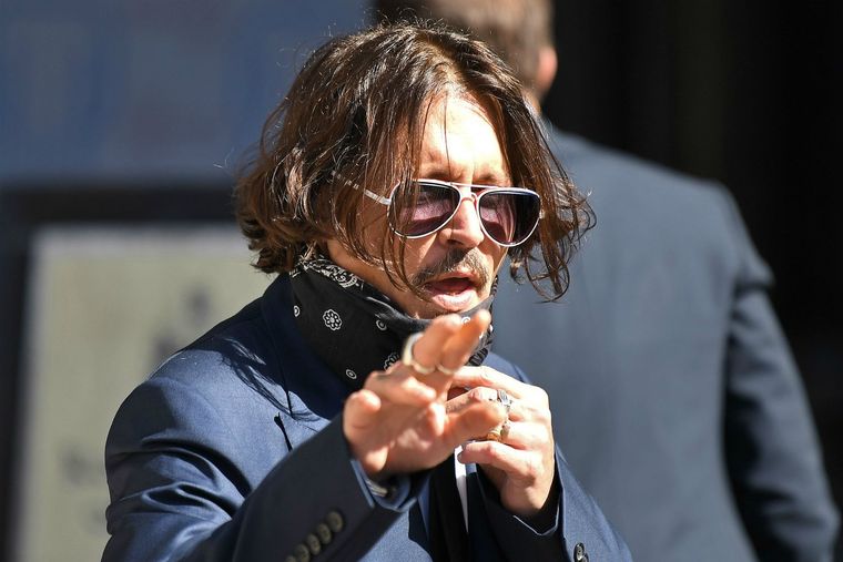 Johnny va contra Hollywood.