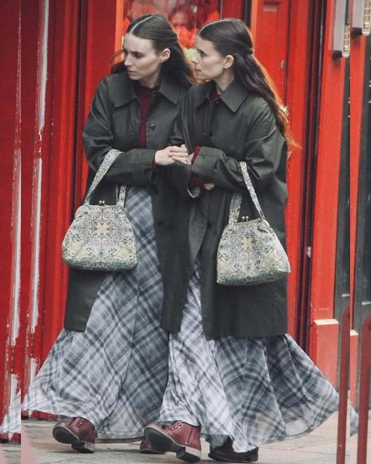 Rooney y Kate Mara en una imagen filtrada del rodaje de la película Rooney y Kate Mara en una imagen filtrada del rodaje de la película