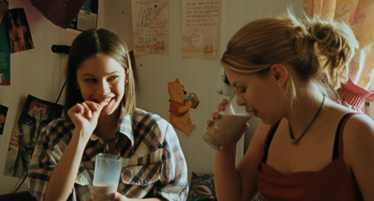 Alexandra Dahlström y Rebecka Liljeberg son las protagonistas de la película Fucking Åmål. Alexandra Dahlström y Rebecka Liljeberg son las protagonistas de la película Fucking Åmål.