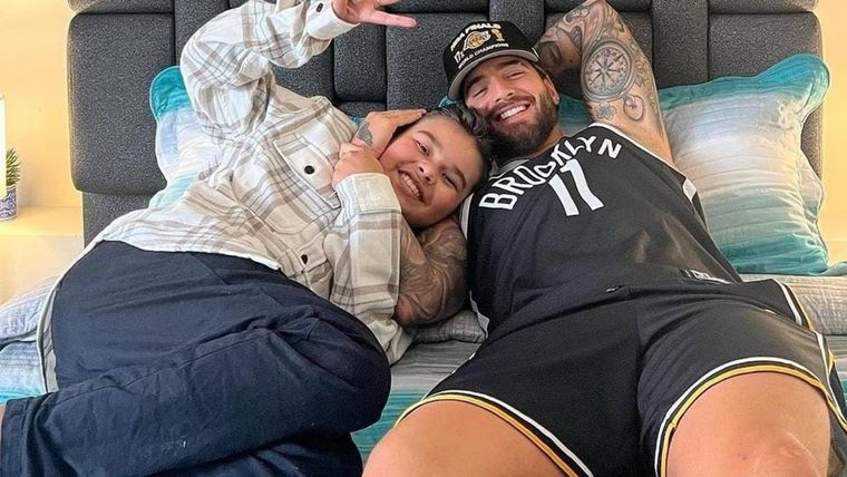 El cantante y el niño eran grandes amigos.