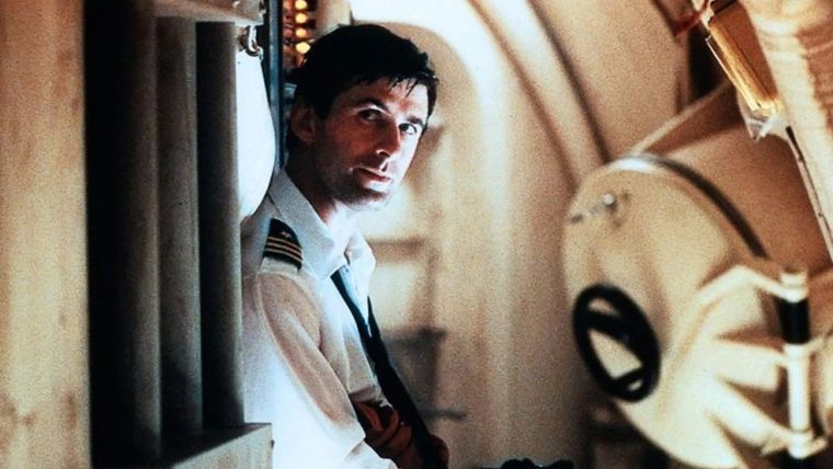 Alec Baldwin lidera esta clásico del cine de espías que llegó a Netflix