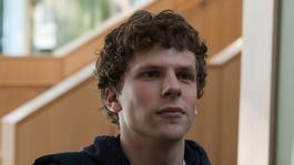 jesse eisenberg no regresara para la secuela de red social y un estrella de succession podria reemplazarlo