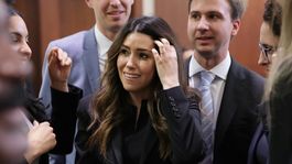 el heroico accionar de la abogada de johnny depp en un avion en pleno vuelo