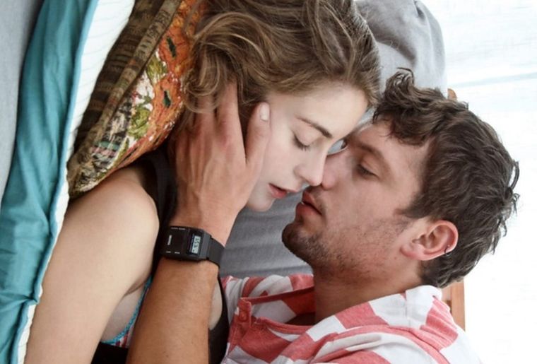 Joven y alocada es ideal para ver en pareja