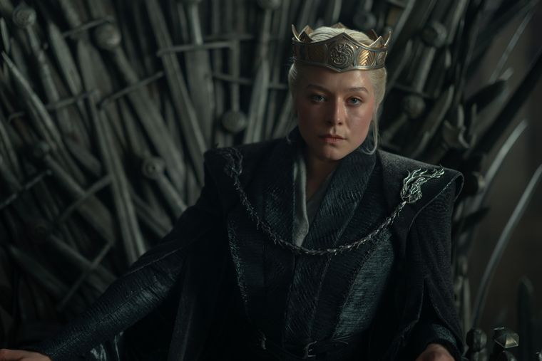 Rhaenyra en el Trono de Hierro.