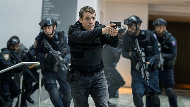 Gabriel Basso interpreta al agente Peter Shutherland