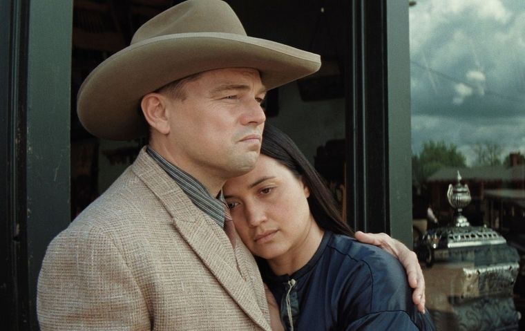 Leo DiCaprio junto a Lily Gladstone, los puntos altos de una película que no levanta en taquilla