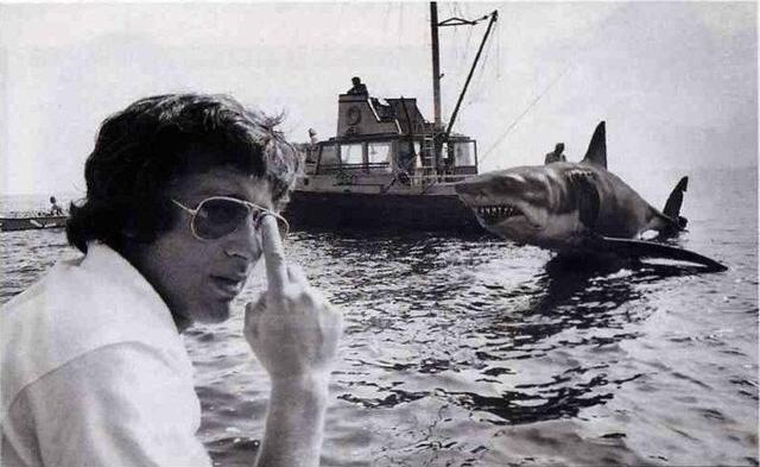 Steven Spielberg durante el rodaje de Tiburón. Steven Spielberg durante el rodaje de Tiburón.
