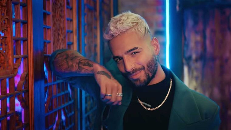 Maluma sufrió una aparatosa caída mientras bailaba su nueva canción.