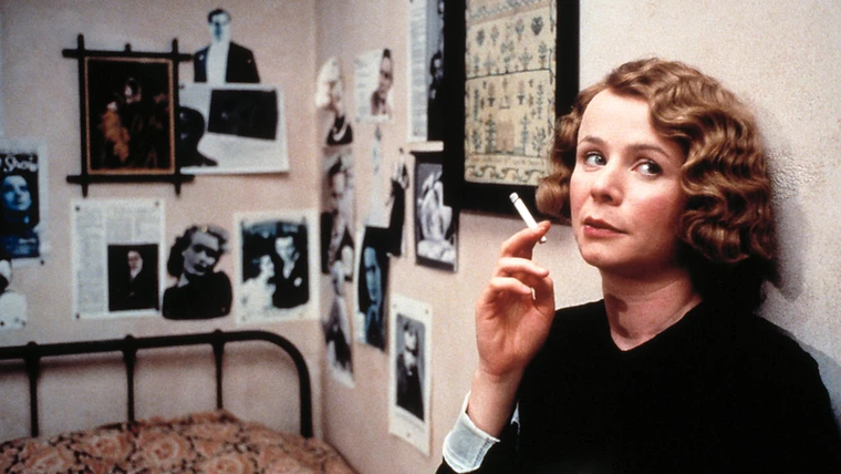 Emily Watson en Muerte a la medianoche. Emily Watson en Muerte a la medianoche.
