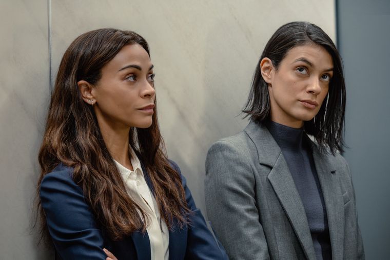 Zoe Saldaña regresa como la agente de la CIA Joe Mcnamara. Zoe Saldaña regresa como la agente de la CIA Joe Mcnamara. 