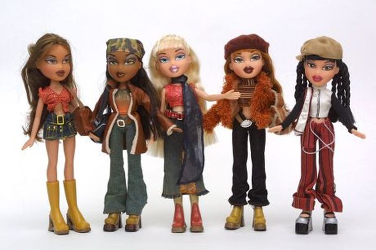 Las muñecas Bratz surgieron como competencia de la imagen estilizada de la Barbie. Las muñecas Bratz surgieron como competencia de la imagen estilizada de la Barbie.
