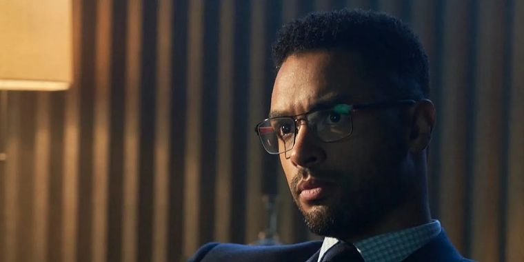 Regé-Jean Page interpreta al villano Carmichael en El Hombre Gris.