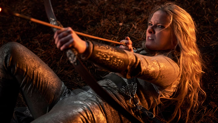 Morfydd Clark como Galadriel en Los Anillos de Poder. 