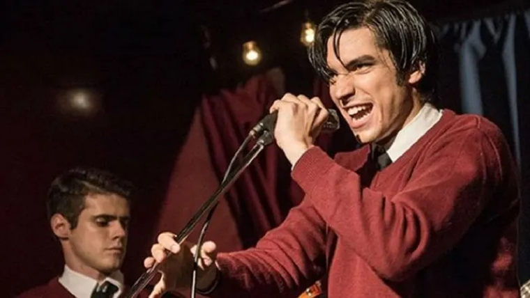 Sandro es interpretado por Agustín Sullivan, quien es también Carlos Menem Jr. en la nueva serie. Sandro es interpretado por Agustín Sullivan, quien es también Carlos Menem Jr. en la nueva serie.