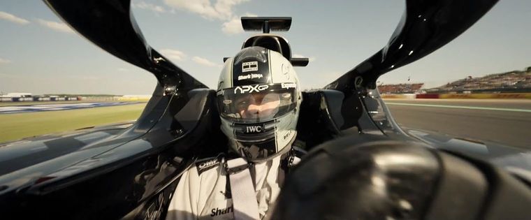 En F1, Brad Pitt se convierte en un veterano y experimentado piloto