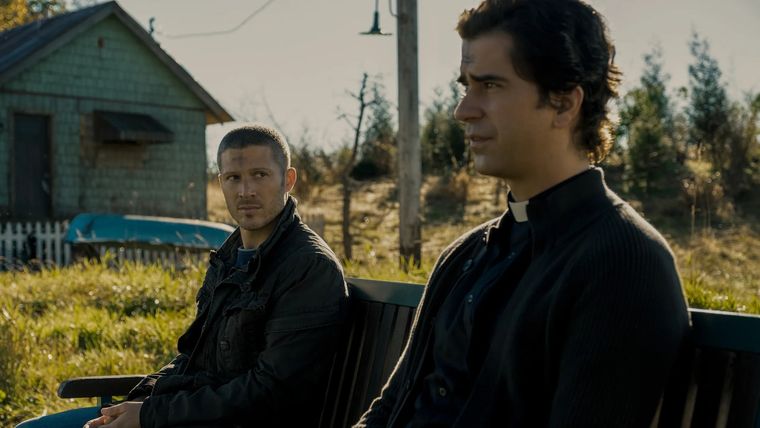 Milagros, fe y horror se mezclan en una isla donde la salvación puede ser la peor condena. Milagros, fe y horror se mezclan en una isla donde la salvación puede ser la peor condena.