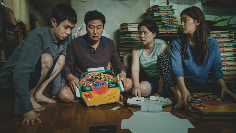 Sátira social que no conoce de fronteras, Parasite no busca señalar villanos, sino criticar al sistema que enfrenta a los de abajo entre sí mientras preserva los privilegios de los de arriba. Sátira social que no conoce de fronteras, Parasite no busca señalar villanos, sino criticar al sistema que enfrenta a los de abajo entre sí mientras preserva los privilegios de los de arriba.