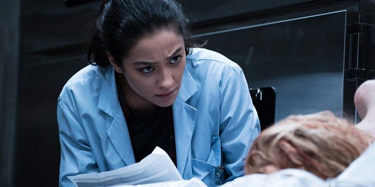 Shay Mitchell es la protagonista de Cadáver.
