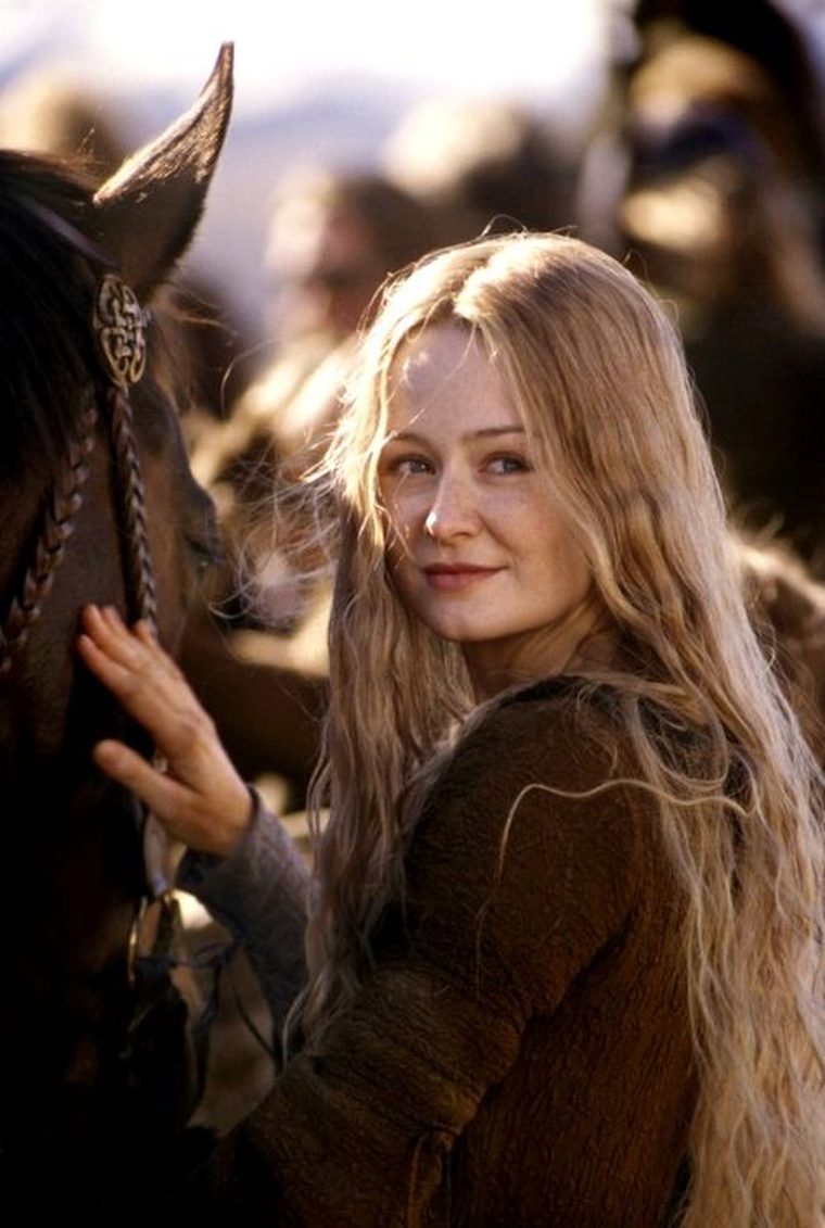 Mirando Otto interpretó a Éowyn, el papel que originalmente le habían ofrecido a Kate Winslet. Mirando Otto interpretó a Éowyn, el papel que originalmente le habían ofrecido a Kate Winslet. 