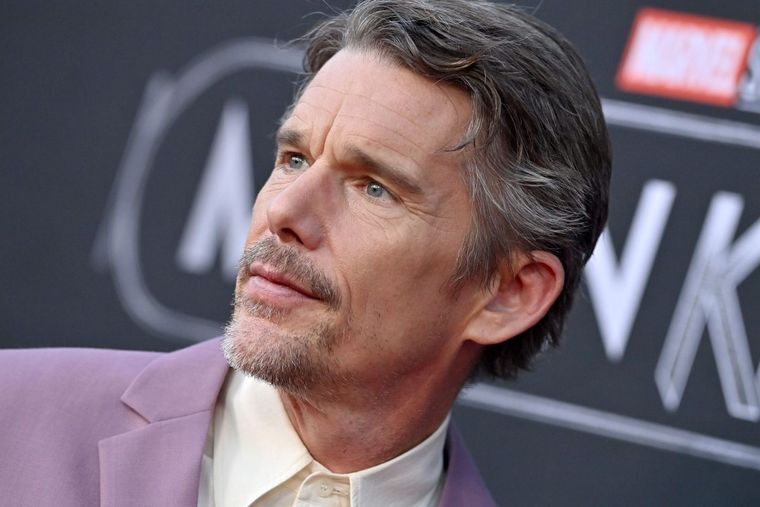 Ethan Hawke ha sorprendido con su transformación.