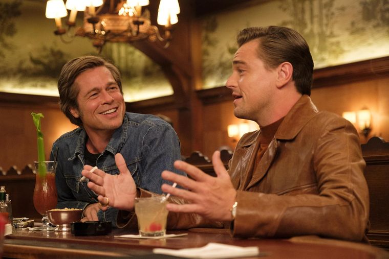 Cliff Booth (Brad Pitt) y Rick Dalton (Leonardo DiCaprio).
