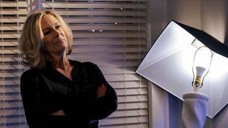 Jamie Lee Curtis como Donna Berzatto, la matriarca de la familia Berzatto.