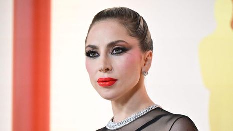 Lady Gaga está muy feliz junto a su novio